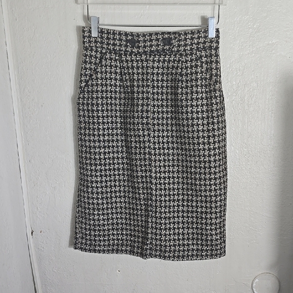 Diane Von Furstenberg Dresses & Skirts - Diane Von Furstenberg Black and Beige Knee-Length Pencil Skirt.